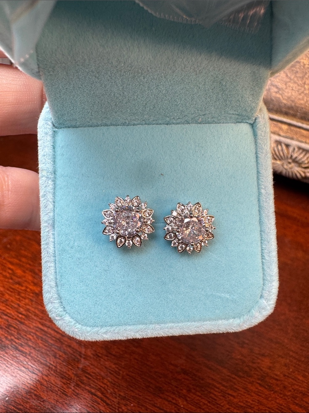3262-Swarovski Crystal Element post earrings,velvet‎ box included